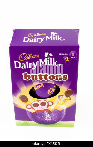 Boutons de lait Cadbury Easter Egg sur fond blanc, UK Banque D'Images