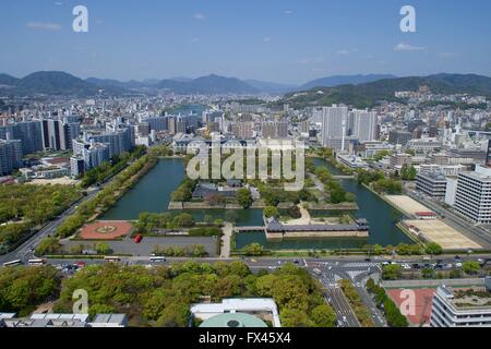 Vue aérienne de l'Hiroshima Peace Memorial Park 1945 commémorant le bombardement atomique de la ville et les toits de la ville moderne, le 11 avril 2016 à Hiroshima, au Japon. Le mémorial est le site de la première bombe atomique a été abandonnée à la fin de la Deuxième Guerre mondiale, guerre du Pacifique qui a abouti à la capitulation du Japon. Banque D'Images