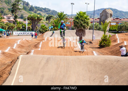 Dans une compétition de BMX Banque D'Images