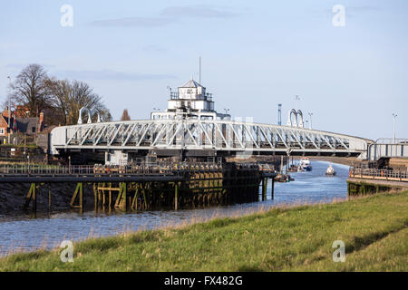 Bateaux passant Crosskeys Bridge est un pont tournant sur la rivière Nene, Sutton Bridge, Lincolnshire, Angleterre, RU Banque D'Images