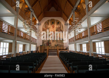 A l'intérieur de l'église de Klaksvik sur les îles Féroé avec bancs et photos Banque D'Images