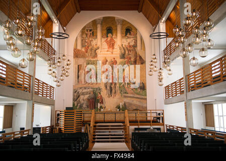 A l'intérieur de l'église de Klaksvik sur les îles Féroé avec bancs et photos Banque D'Images