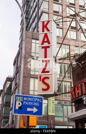 Katz's Deli, Traiteur un diner dans le Lower East Side, New York City, États-Unis d'Amérique. Banque D'Images