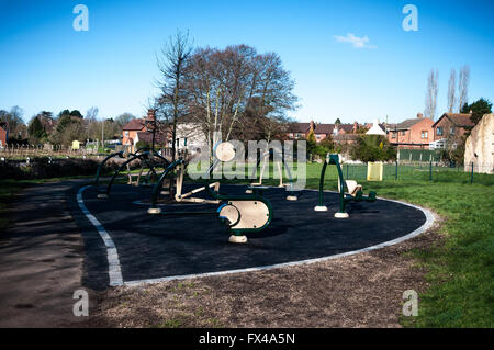 L'équipement de sport en plein air à l'usage du public en fin de Lickey Park, Bromsgrove. Banque D'Images