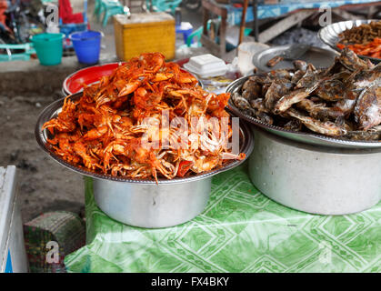 Le crabe et le poisson frit à la vente à un étal de locaux à l'U Bein Bridge, le lac Taungthaman, Amarapura, Mandalay, Myanmar (Birmanie) Banque D'Images