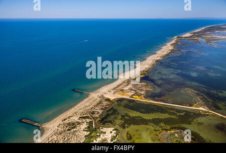 Vue aérienne, de la Méditerranée à l'ouest des Saintes-Maries-de-la-Mer, les marais de l'Etang de Melegal, Camargue, Banque D'Images