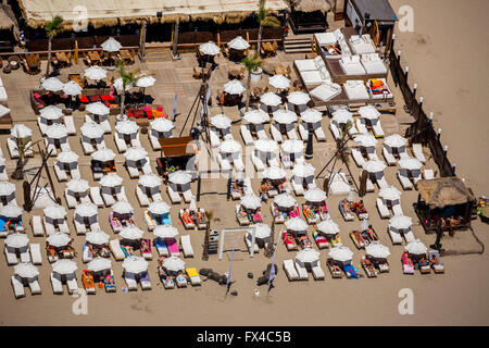 Vue aérienne, d'un bar de plage sur la plage du Cap d'Agde, de transats, de parasols, de la Méditerranée, Agde, France, Languedoc-Roussillon, Banque D'Images