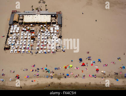 Vue aérienne, d'un bar de plage sur la plage du Cap d'Agde, de transats, de parasols, de la Méditerranée, Agde, France, Languedoc-Roussillon, Banque D'Images