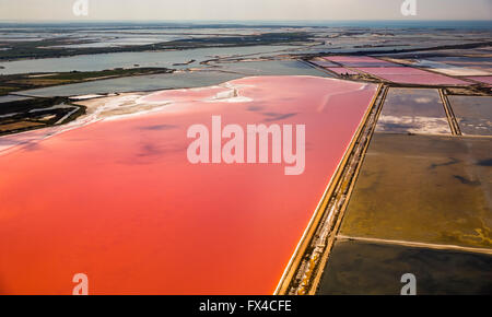 Par antenne, salines, lacs de sel d'Aigues-Mortes, côte méditerranéenne, Camargue, sud de la France, rouge des lacs de sel, l'extraction de sel, Banque D'Images