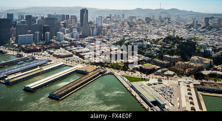 Vue aérienne, surplombant le centre-ville de San Francisco sur les piliers de l'eau, San Francisco, San Francisco, États-Unis Banque D'Images