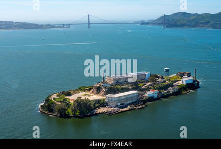 Vue aérienne, Alcatraz, le Golden Gate Bridge en arrière-plan, Alcatraz l'Islande avec rétro-éclairage en phare, San Francisco, Banque D'Images