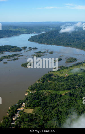 Vue aérienne, village de pêcheurs Periquito, rivière rio Tapajos dans la forêt amazonienne, barrage prévu Tapajós Sao Luiz, Itaituba Banque D'Images