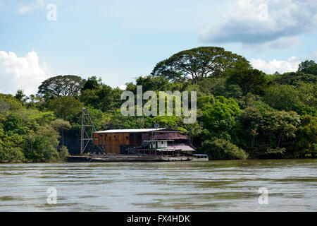 Radeau de prospecteurs ou garimpeiros, poussière d'or d'être emportés dans le lit de la rivière avec le mercure, fleuve tropical rio Tapajos dans Banque D'Images