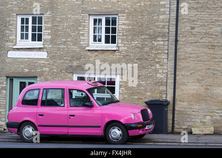 Taxi rose sur la rue de l'église nouveau Tetbury Banque D'Images