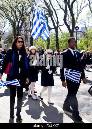 New York City, USA. 10 avril, 2016. Parade grec sur la Cinquième Avenue, New York City, USA Crédit : Frank Rocco/Alamy Live News Banque D'Images