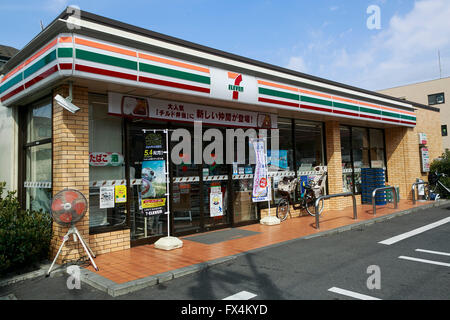 Un 7-Eleven pancarte sur l'affichage à l'entrée de son magasin de proximité le 11 avril 2016, Tokyo, Japon. Toshifumi Suzuki, sept iHoldings Co. président-directeur général a brusquement annoncé sa démission lors d'une conférence de presse le jeudi après que la compagnie a rejeté sa proposition de remplacer Ryuichi Isaka, président de 7-Eleven au Japon. Isaka était considéré comme un successeur potentiel de Suzuki à la tête du groupe du détail et on a dit que Suzuki a essayé d'Isaka déposer afin d'ouvrir la voie à son fils à prendre la relève dans l'avenir. © Rodrigo Reyes Marin/AFLO/Alamy Live News Banque D'Images