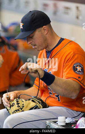 Milwaukee, WI, USA. 10 avr, 2016. Astros de Houston catcher Erik Kratz # 23 threads son gant au cours du jeu de la Ligue Majeure de Baseball entre les Milwaukee Brewers et les Astros de Houston au Miller Park de Milwaukee, WI. John Fisher/CSM/Alamy Live News Banque D'Images