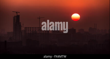 Londres, Royaume-Uni. 11 avril, 2016. Météo France : le lever du soleil sur le sud-est de Londres Crédit : Guy Josse/Alamy Live News Banque D'Images