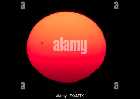 Londres, Royaume-Uni. 11 avril, 2016. Météo France : le lever du soleil avec plus de taches solaires south east London Crédit : Guy Josse/Alamy Live News Banque D'Images