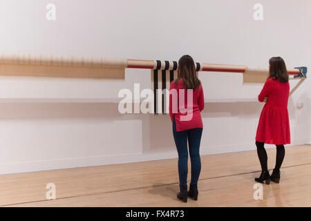 La Tate Britain, Londres, Royaume-Uni. 11 avril, 2016. John Latham 1921-2006. Rouleau de 1972 de la Base de temps. L'Art conceptuel en Grande-Bretagne exposition 1964-1979 photocall. Credit : artsimages/Alamy Live News Banque D'Images