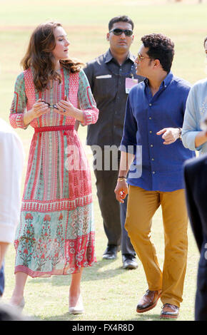 Mumbai, Inde. 10 avril, 2016. Kate Middleton, duchesse de Cambridge, avec l'ancien joueur de cricket indien Sachin Tendulkar pendant un match de cricket de bienfaisance l'Oval Maidan à Mumbai, Inde, le 10 avril 2016. Le duc et la duchesse de Cambridge sont sur une visite royale de l'Inde et le Bhoutan. Dpa : Crédit photo alliance/Alamy Live News Banque D'Images