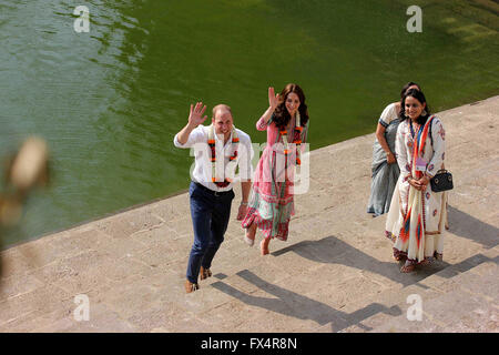 Mumbai, Inde. 10 avril, 2016. La femme du Prince William avec Kate, la duchesse de Cambridge visiter Banganga tank à Mumbai, Inde, le 10 avril 2016. Le duc et la duchesse de Cambridge sont sur une visite royale de l'Inde et le Bhoutan. Dpa : Crédit photo alliance/Alamy Live News Banque D'Images