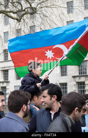 Londres, Royaume-Uni. 10 avril, 2016. Population azérie vivant au Royaume-Uni, une réunion de protestation organisée par l'Azerbaïdjan, la société contre l'agression arménienne à partir de Trafalgar Square et se terminant au 10 Downing Street. Credit : lovethephoto/Alamy Live News Banque D'Images