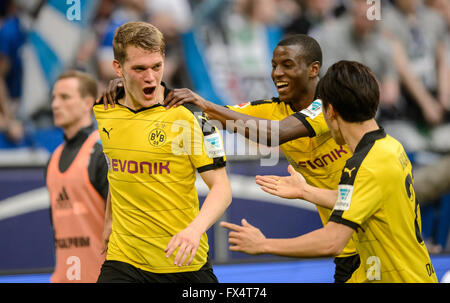 Gelsenkirchen, Allemagne. 10 avr, 2016. Dortmund's Matthias Ginter (avant l) célèbre son but avec ses coéquipiers 0-2 Shinji Kagawa (R) et Adrian Ramos lors de la Bundesliga match de football entre le FC Schalke 04 et le Borussia Dortmund à la Veltins Arena de Gelsenkirchen, Allemagne, 10 avril 2016. Photo : THOMAS EISENHUTH/DPA - PAS DE FIL - SERVICE/dpa/Alamy Live News Banque D'Images