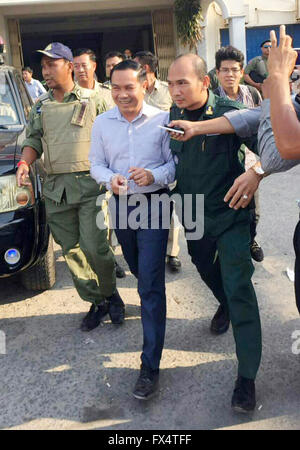 Phnom Penh, Cambodge. Apr 11, 2016. L'opposition cambodgienne Sam Um un législateur (2e L, à l'avant) est escorté hors du département du ministère de l'intérieur de l'anti-terrorisme et du crime transnational à Phnom Penh, Cambodge, le 11 avril 2016. La police cambodgienne a arrêté une opposition législateur Um Sam au début de l'heure le lundi dans le nord-ouest de la province de Siem Reap pour les allégations d'utilisation de fausses cartes de la frontière avec le Vietnam, les médias locaux ont rapporté. Credit : Sovannara/Xinhua/Alamy Live News Banque D'Images