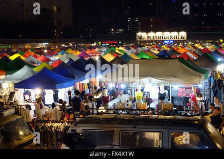 Bangkok, Thaïlande. 06 Mar, 2016. Le distributeur cale du nouveau marché Fai Tige Ratchada à Bangkok, Thaïlande, 06 mars 2016. Le marché de nuit offre un mélange de thaï et de la rue de la nourriture, des vêtements, de la musique et des bars et est particulièrement populaire chez les jeunes Thaïlandais. Photo : ALEXANDRA SCHULER/DPA - PAS DE FIL - SERVICE/dpa/Alamy Live News Banque D'Images