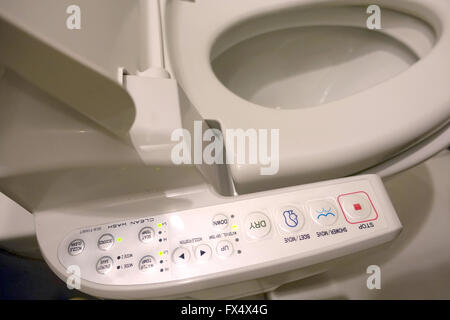 Bangkok, Thaïlande. 06Th Mar, 2016. Des toilettes avec un panneau de contrôle, également connu sous le nom de washlet, à Bangkok, Thaïlande, 03 mars 2016. Ces toilettes high-tech viennent avec diverses fonctions telles que d'un bidet, jets d'eau réglables, à air chaud et les sièges chauffants, entre autres. Photo : ALEXANDRA SCHULER/DPA - PAS DE FIL - SERVICE/dpa/Alamy Live News Banque D'Images