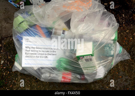 Londres, Royaume-Uni. 11 avril 2016. La controversée du gouvernement britannique de l'Union européenne pro notice est livré à Londres et a déjà été repéré dans un sac de recyclage. Les £9,3 millions financés par le contribuable mailing est envoyé à 27 millions de foyers dans tout le Royaume-Uni beore le référendum le 23 juin rd.La notice a été décrit comme propagande par les eurosceptiques. Banque D'Images