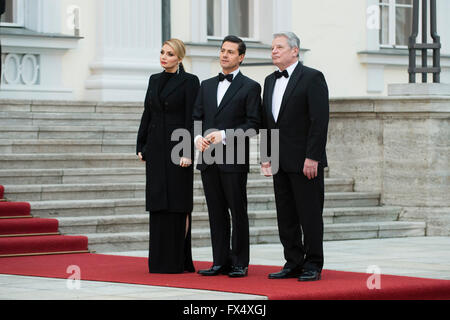 Berlin, Allemagne. Apr 11, 2016. Le Président allemand Joachim Gauck (R-L), le président mexicain Enrique Pena Nieto et son épouse Angelica Rivera photographié lors de la réception pour le banquet d'état, devant le château de Bellevue à Berlin, Allemagne, 11 avril 2016. Photo : GREGOR FISCHER/dpa/Alamy Live News Banque D'Images