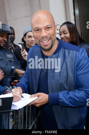 New York, NY, USA. Apr 11, 2016. Politique dehors et environ pour la célébrité Candids - MON, New York, NY Le 11 avril 2016. Credit : Derek Storm/Everett Collection/Alamy Live News Banque D'Images