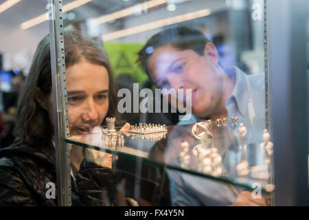 New York, USA. Mar 11, 2016. Inspecter les spectateurs bijoux en métal imprimé par les imprimantes 3D pendant la semaine d'impression 3D 2016 exposition à Jacob Javits Convention Center à New York, États-Unis, 11 mars 2016. La semaine d'impression 3D sera l'hôte d'une série d'expositions, salons et conférences, qui visent à partager les possibilités créatives et professionnelles au sein de l'industrie de l'impression 3D. © Li Changxiang/Xinhua/Alamy Live News Banque D'Images