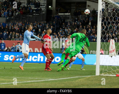 New York, NY USA - 10 Avril 2016 : Matt Lampson (28) de Chicago Fire enregistre au cours de jeu de soccer MLS CONTRE PARIS FC au Yankee Stadium Crédit : lev radin/Alamy Live News Banque D'Images