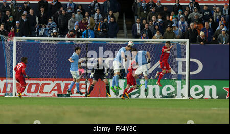 New York, NY USA - 10 Avril 2016 : Paris l'équipe défend FC contre Chicago Fire jeu de soccer MLS au cours de l'attaque contre Chicago Fire au Yankee Stadium Banque D'Images
