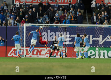 New York, NY USA - 10 Avril 2016 : Paris l'équipe défend FC contre Chicago Fire jeu de soccer MLS au cours de l'attaque contre Chicago Fire au Yankee Stadium Banque D'Images