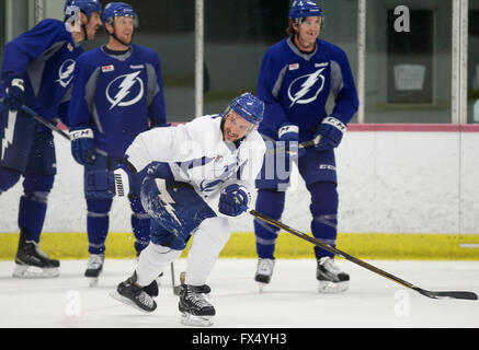 Brandon, Florida, USA. 1er juillet 2012. DIRK SHADD | fois .le Lightning de Tampa Bay Ryan Callahan retourne à la glace d'une blessure qu'il pratique avec son équipe de l'Ice Sports Forum Brandon lundi (04/11/16) © Dirk Shadd/Tampa Bay Times/ZUMA/Alamy Fil Live News Banque D'Images