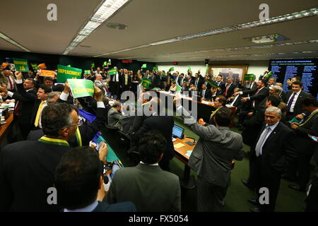 Brasilia, Brésil. Apr 11, 2016. Les législateurs vote sur la destitution du Président brésilien Dilma Rousseff lors d'une session de la commission parlementaire à la Chambre des députés de Brasilia, Brésil, le 11 avril 2016. Une commission du Congrès brésilien d'impeachment recommandé contre Président Dilma Rousseff dans un vote lundi. La commission a voté 38 à 27 à l'appui de l'accusation, donnant le ton pour l'ensemble de l'Assemblée de voter le dimanche si Rousseff doit faire face à l'essai. © AGENCIA ESTADO/Xinhua/Alamy Live News Banque D'Images