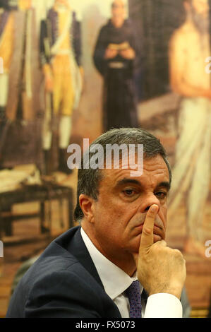 Brasilia, Brésil. Apr 11, 2016. Procureur général du Brésil José Eduardo Cardozo réagit au cours d'une session de la commission parlementaire à la Chambre des députés de Brasilia, Brésil, le 11 avril 2016. Une commission du Congrès brésilien d'impeachment recommandé contre Président Dilma Rousseff dans un vote lundi. La commission a voté 38 à 27 à l'appui de l'accusation, donnant le ton pour l'ensemble de l'Assemblée de voter le dimanche si Rousseff doit faire face à l'essai. © AGENCIA ESTADO/Xinhua/Alamy Live News Banque D'Images