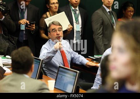 Brasilia, Brésil. Apr 11, 2016. Sous-Henrique Fontana (C) réagit au cours de l'intervention de l'avocat général du Brésil José Eduardo Cardozo au cours d'une session de la session parlementaire à la Chambre des députés de Brasilia, Brésil, le 11 avril 2016. Une commission du Congrès brésilien d'impeachment recommandé contre Président Dilma Rousseff dans un vote lundi. La commission a voté 38 à 27 à l'appui de l'accusation, donnant le ton pour l'ensemble de l'Assemblée de voter le dimanche si Rousseff doit faire face à l'essai. © AGENCIA ESTADO/Xinhua/Alamy Live News Banque D'Images