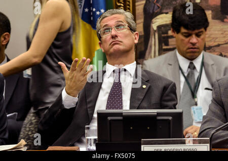 Brasilia, Brésil. Apr 11, 2016. Le président de la commission parlementaire Rogerio Rosso réagit au cours d'une session de la commission parlementaire à la Chambre des députés de Brasilia, Brésil, le 11 avril 2016. Une commission du Congrès brésilien d'impeachment recommandé contre Président Dilma Rousseff dans un vote lundi. La commission a voté 38 à 27 à l'appui de l'accusation, donnant le ton pour l'ensemble de l'Assemblée de voter le dimanche si Rousseff doit faire face à l'essai. © AGENCIA ESTADO/Xinhua/Alamy Live News Banque D'Images