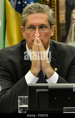 Brasilia, Brésil. Apr 11, 2016. Le président de la commission parlementaire Rogerio Rosso réagit au cours d'une session de la commission parlementaire à la Chambre des députés de Brasilia, Brésil, le 11 avril 2016. Une commission du Congrès brésilien d'impeachment recommandé contre Président Dilma Rousseff dans un vote lundi. La commission a voté 38 à 27 à l'appui de l'accusation, donnant le ton pour l'ensemble de l'Assemblée de voter le dimanche si Rousseff doit faire face à l'essai. © AGENCIA ESTADO/Xinhua/Alamy Live News Banque D'Images