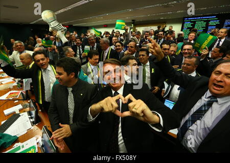 Brasilia, Brésil. Apr 11, 2016. Les législateurs réagissent après l'approbation de destitution du Président brésilien Dilma Rousseff lors d'une session de la commission parlementaire à la Chambre des députés de Brasilia, Brésil, le 11 avril 2016. Une commission du Congrès brésilien d'impeachment recommandé contre Président Dilma Rousseff dans un vote lundi. La commission a voté 38 à 27 à l'appui de l'accusation, donnant le ton pour l'ensemble de l'Assemblée de voter le dimanche si Rousseff doit faire face à l'essai. © Dida Sampaio/AGENCIA ESTADO/Xinhua/Alamy Live News Banque D'Images