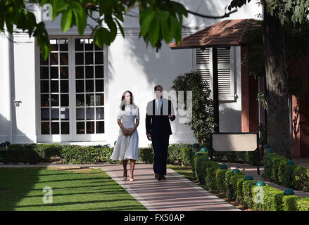 New Delhi, Inde. 30Th Jan, 1948. Le Prince William (R) et sa femme Kate Middleton à pied à Gandhi Smriti à New Delhi, Inde, le 11 avril 2016. Le couple royal a rendu visite lundi à l'endroit sacré où le Mahatma Gandhi, connu comme le père de l'Inde, passé les 144 jours de sa vie et a été assassiné le 30 janvier 1948. Credit : Stringer/Xinhua/Alamy Live News Banque D'Images