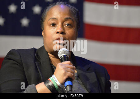 Port Washington, New York, USA. Apr 11, 2016. Au cours d'une discussion sur la prévention de la violence des armes à feu avec Hillary Clinton, qui a appelé à un renforcement de la législation des armes à feu, une tante qui a perdu son neveu quand il a été tiré est l'un des activistes sur le contrôle des armes à feu qui ont partagé leurs histoires de perte personnelle . Clinton avait plusieurs Long Island événements prévus ce jour, et le New York primaire présidentielle est le 19 avril. Credit : Ann Parry/ZUMA/Alamy Fil Live News Banque D'Images