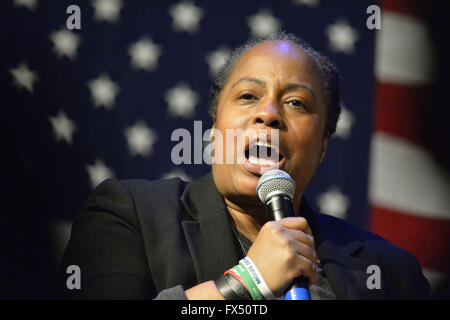 Port Washington, New York, USA. Apr 11, 2016. Au cours d'une discussion sur la prévention de la violence des armes à feu avec Hillary Clinton, qui a appelé à un renforcement de la législation des armes à feu, une tante qui a perdu son neveu quand il a été tiré est l'un des activistes sur le contrôle des armes à feu qui ont partagé leurs histoires de perte personnelle . Clinton avait plusieurs Long Island événements prévus ce jour, et le New York primaire présidentielle est le 19 avril. Credit : Ann Parry/ZUMA/Alamy Fil Live News Banque D'Images