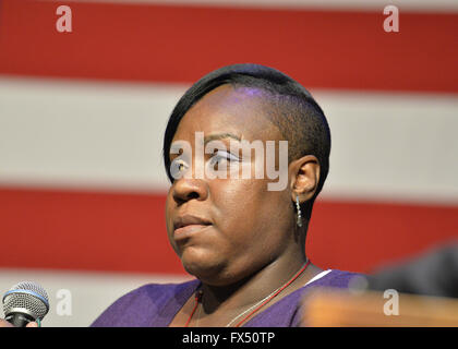 Port Washington, New York, USA. Apr 11, 2016. NATASHA CHRISTOPHER, qui a perdu son fils Akeel de violence armée dans Brooklyn lorsqu'il a été abattu et est décédé plus tard sur son quinzième anniversaire, est l'un des participants à la discussion sur la prévention de la violence des armes à feu, avec Hillary Clinton, le Parti démocratique des primaires présidentielles de premier candidat. Le New York des primaires présidentielles est le 19 avril. Credit : Ann Parry/ZUMA/Alamy Fil Live News Banque D'Images