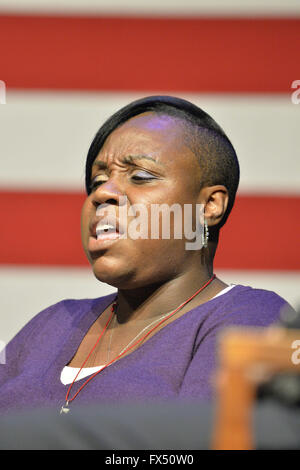 Port Washington, New York, USA. Apr 11, 2016. NATASHA CHRISTOPHER, qui a perdu son fils Akeel de violence armée dans Brooklyn lorsqu'il a été abattu et est décédé plus tard sur son quinzième anniversaire, est l'un des participants à la discussion sur la prévention de la violence des armes à feu, avec Hillary Clinton, le Parti démocratique des primaires présidentielles de premier candidat. Le New York des primaires présidentielles est le 19 avril. Credit : Ann Parry/ZUMA/Alamy Fil Live News Banque D'Images